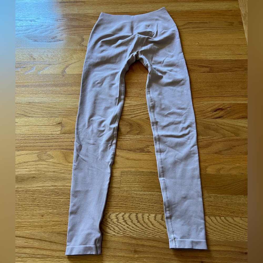 Alphalete Amplify Leggings. Light grayish purple